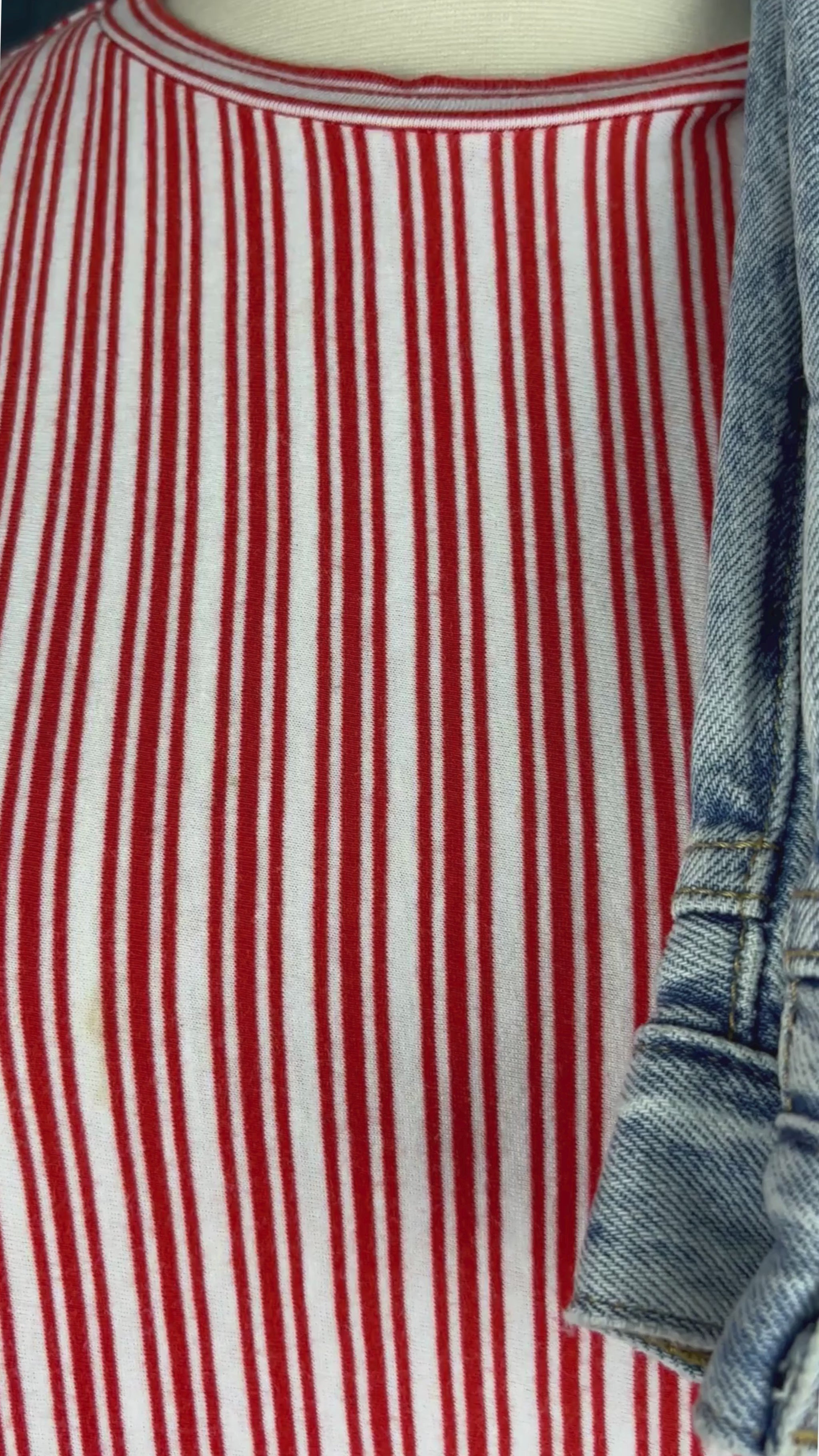 Camisole à rayures en jersey de coton avec ourlet ajustable, Tristan, taille small. Vue de la vidéo qui présente tous les détails de la camisole.