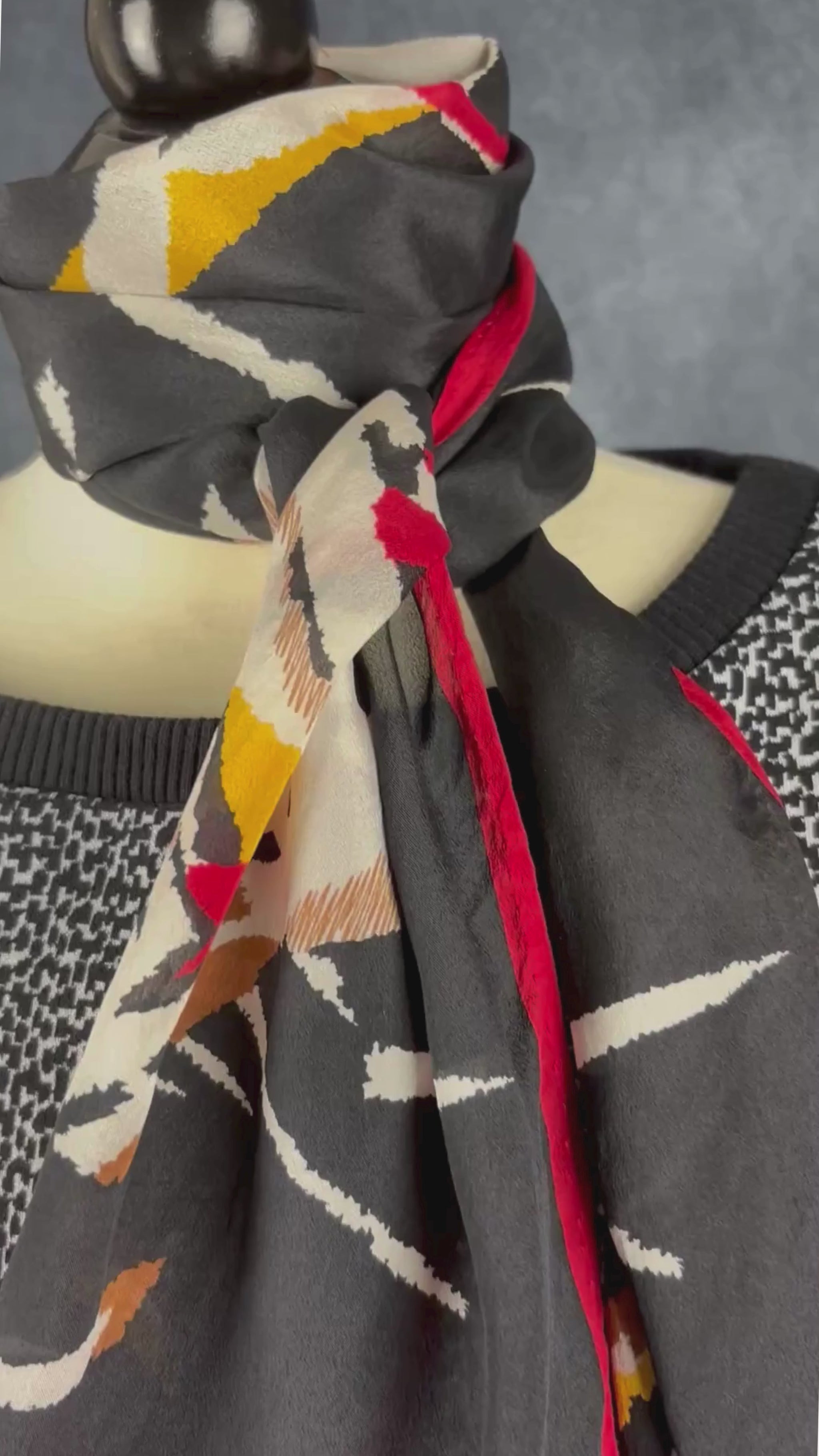 Foulard noir, blanc et rouge Monique Martin, rectangulaire long. Vue de la vidéo qui présente tous les détails du foulard.