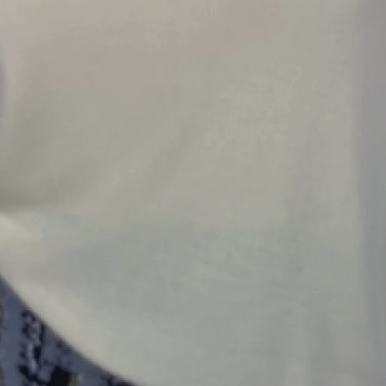 Chandail en tricot fin jaune doux à col en V large Samsøe Samsøe, taille estimée à small. Vue de la vidéo qui présente tous les détails du chandail.