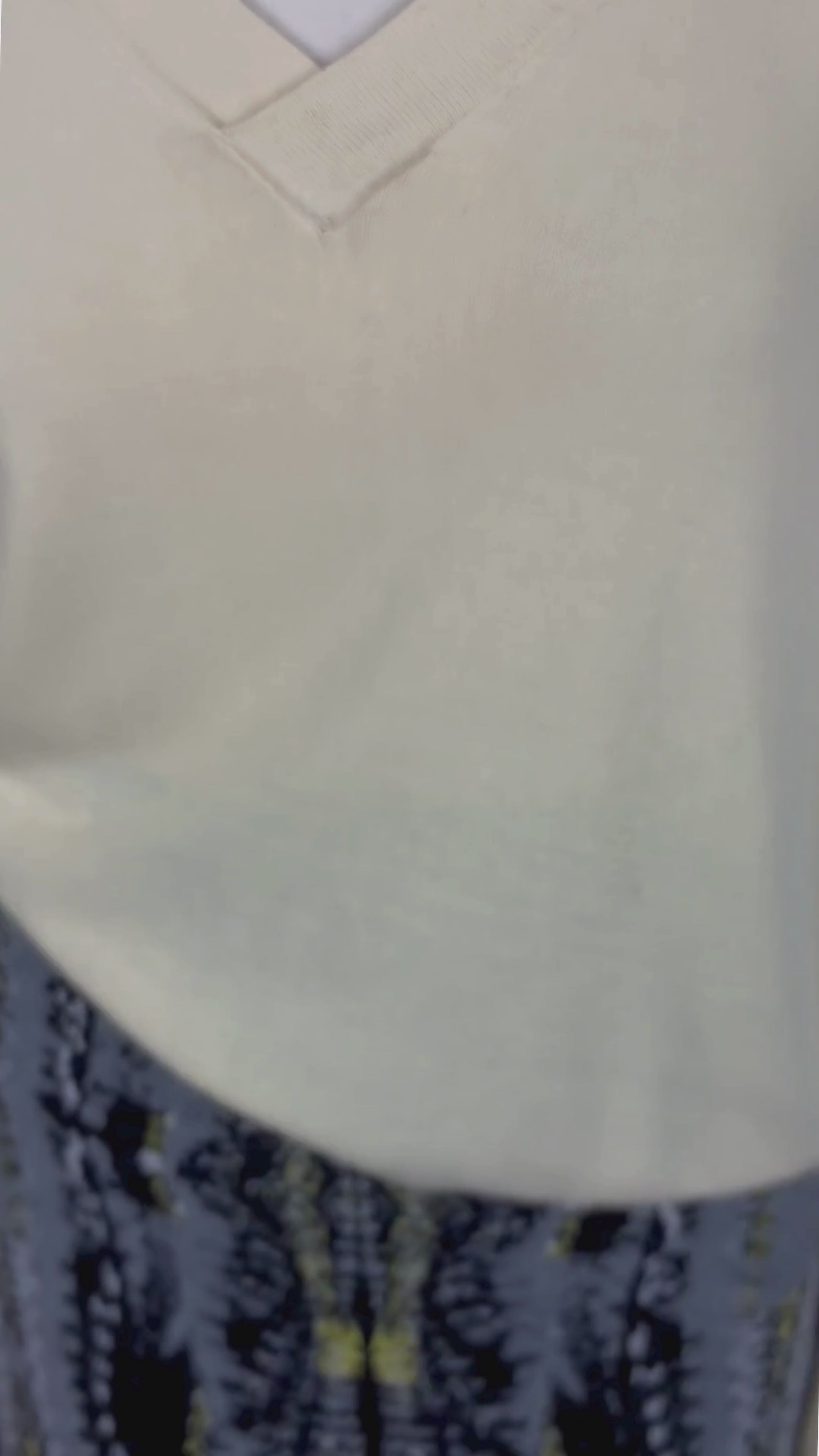 Chandail en tricot fin jaune doux à col en V large Samsøe Samsøe, taille estimée à small. Vue de la vidéo qui présente tous les détails du chandail.