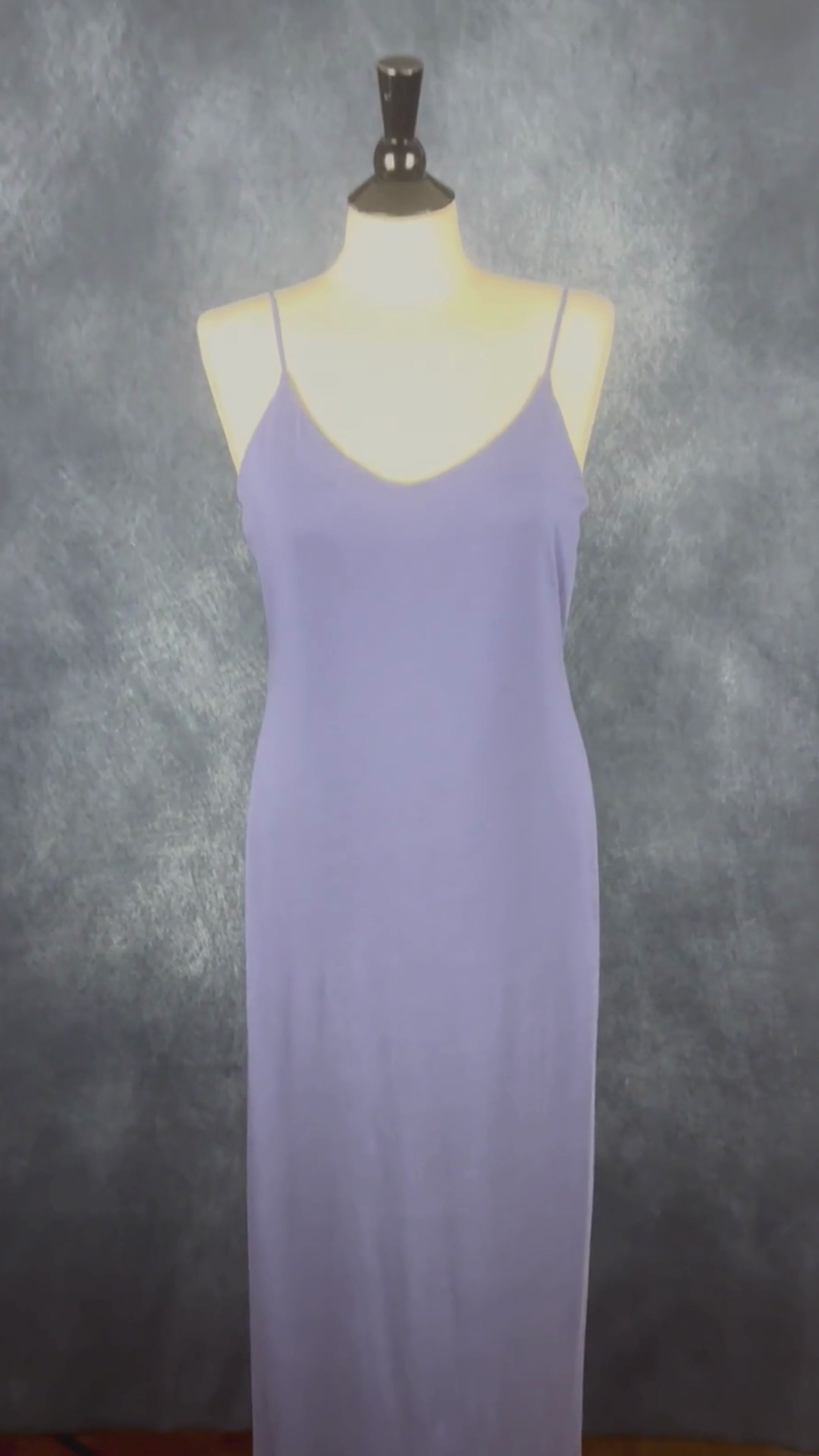 Robe longue douce et fluide bleu-mauve à fines bretelles Stile Benetton, taille medium. Vue de la vidéo qui présente tous les détails de la robe.