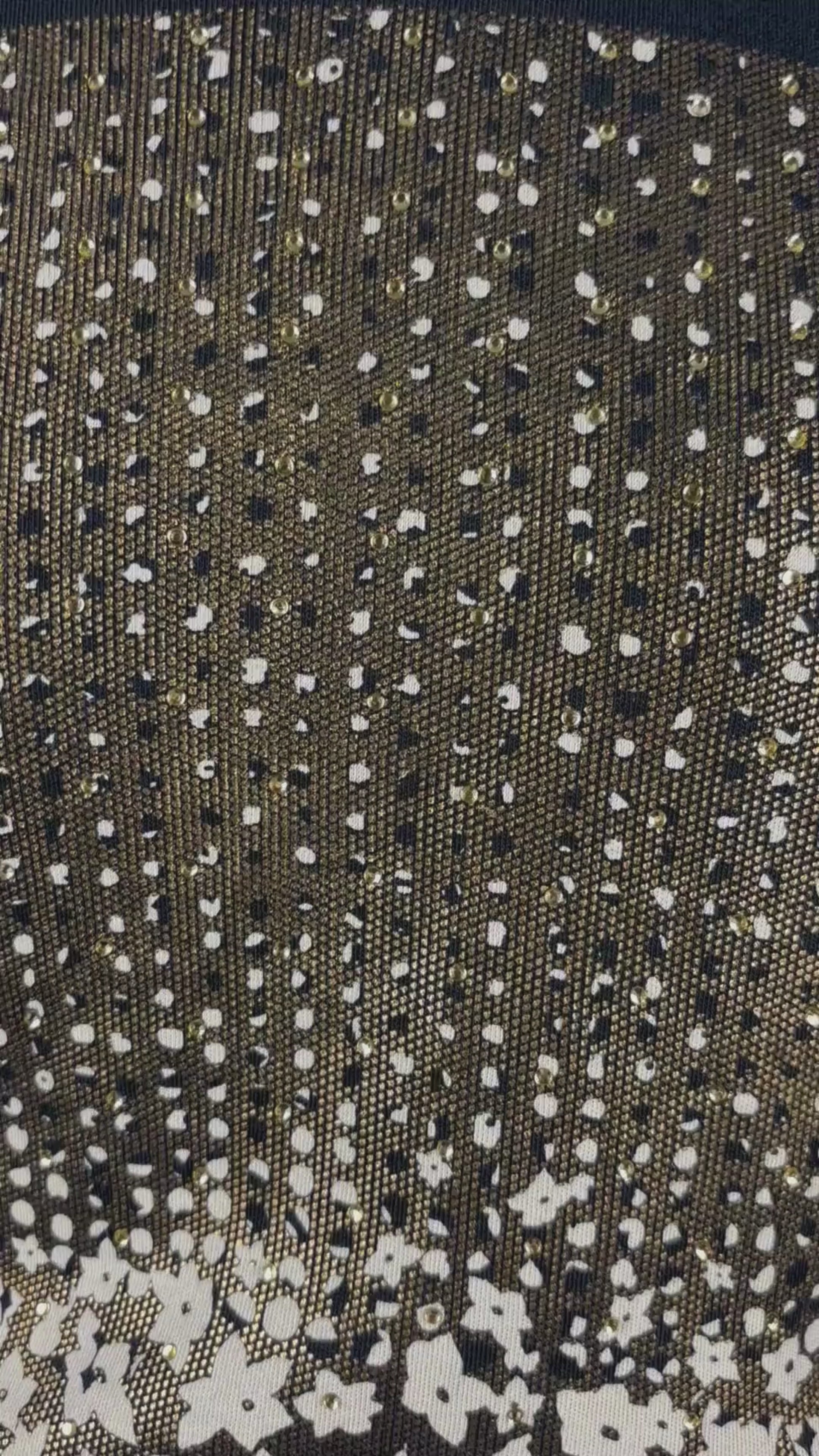 Chandail noir à motifs et cristaux dorés Olsen, taille 10 (m). Vue de la vidéo qui présente tous les détails du chandail.