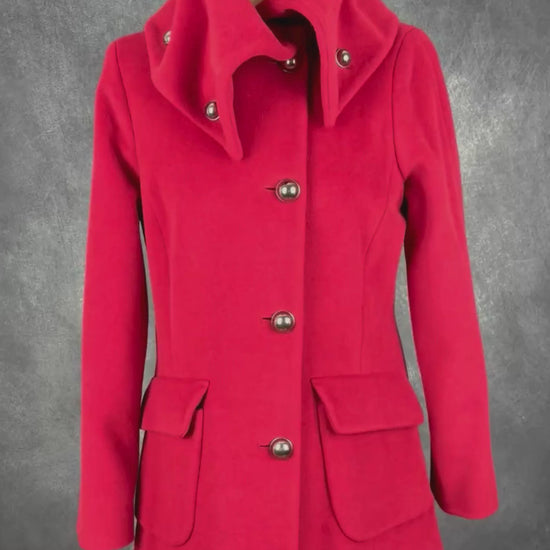 Manteau rouge en mélange de laine à col malléable Zapa, taille 42 (estimée à small/medium). Vue de la vidéo qui présente tous les détails du manteau.