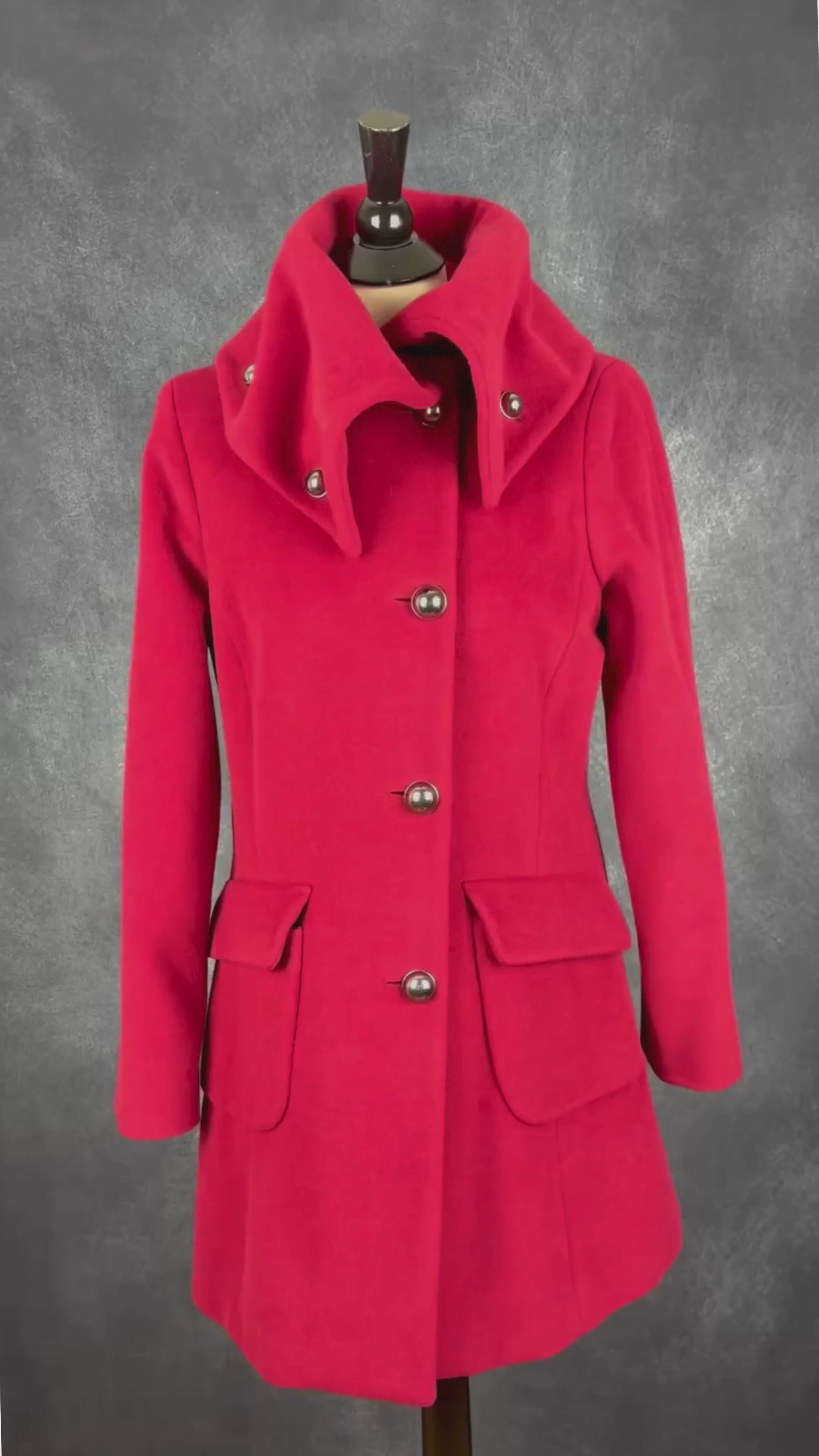 Manteau rouge en mélange de laine à col malléable Zapa, taille 42 (estimée à small/medium). Vue de la vidéo qui présente tous les détails du manteau.