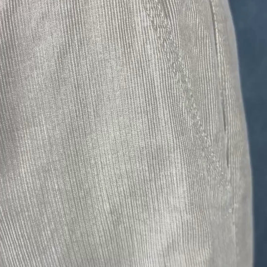 Pantalon en fin velours côtelé beige Cos, taille 8. Vue de la vidéo qui présente tous les détails du pantalon.