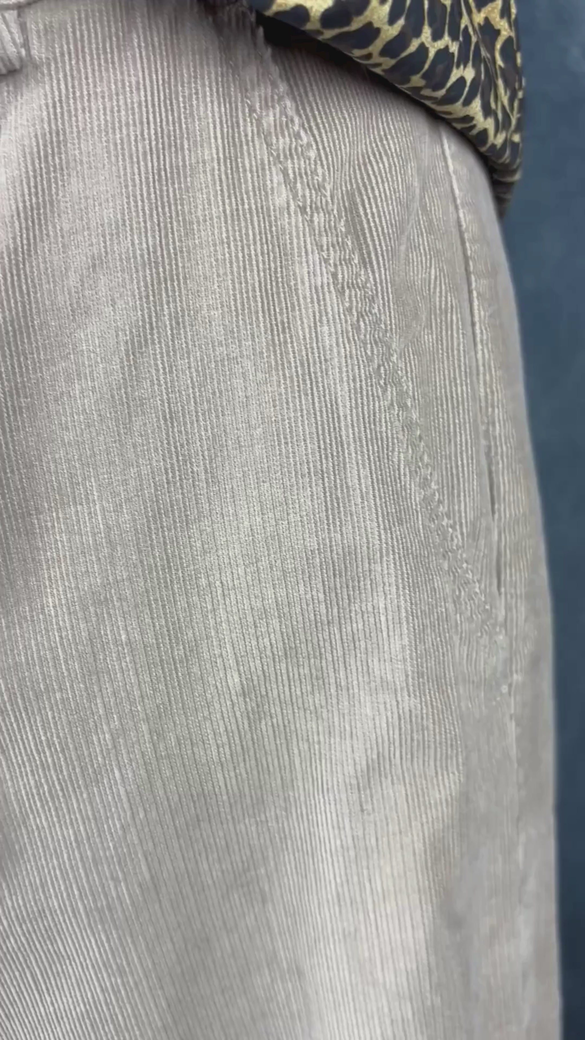 Pantalon en fin velours côtelé beige Cos, taille 8. Vue de la vidéo qui présente tous les détails du pantalon.