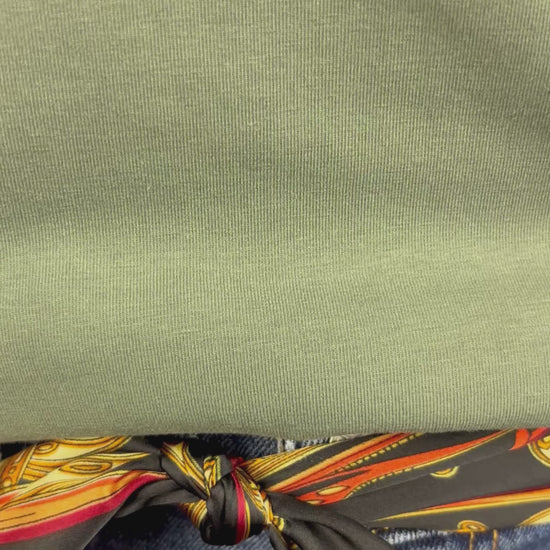 Camisole vert sauge à dos nageur et encolure en V, Oraki, taille xl. Vue de la vidéo qui présente tous les détail de la camisole.