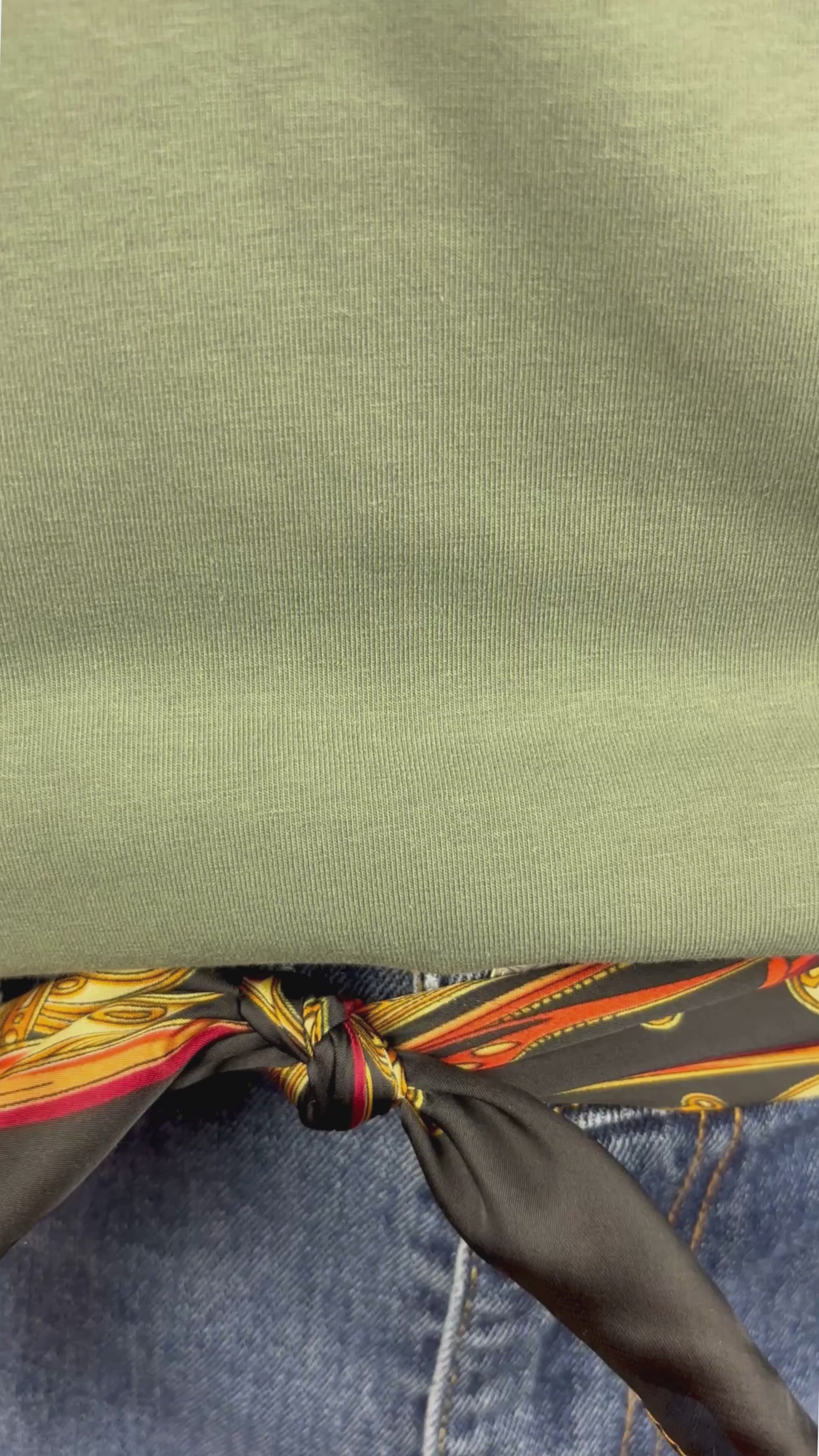 Camisole vert sauge à dos nageur et encolure en V, Oraki, taille xl. Vue de la vidéo qui présente tous les détail de la camisole.