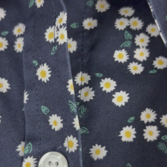 Chemisier marine à motifs de marguerites L.L.Bean, taille medium. Vue de la vidéo qui présente tous les détails du chemisier.