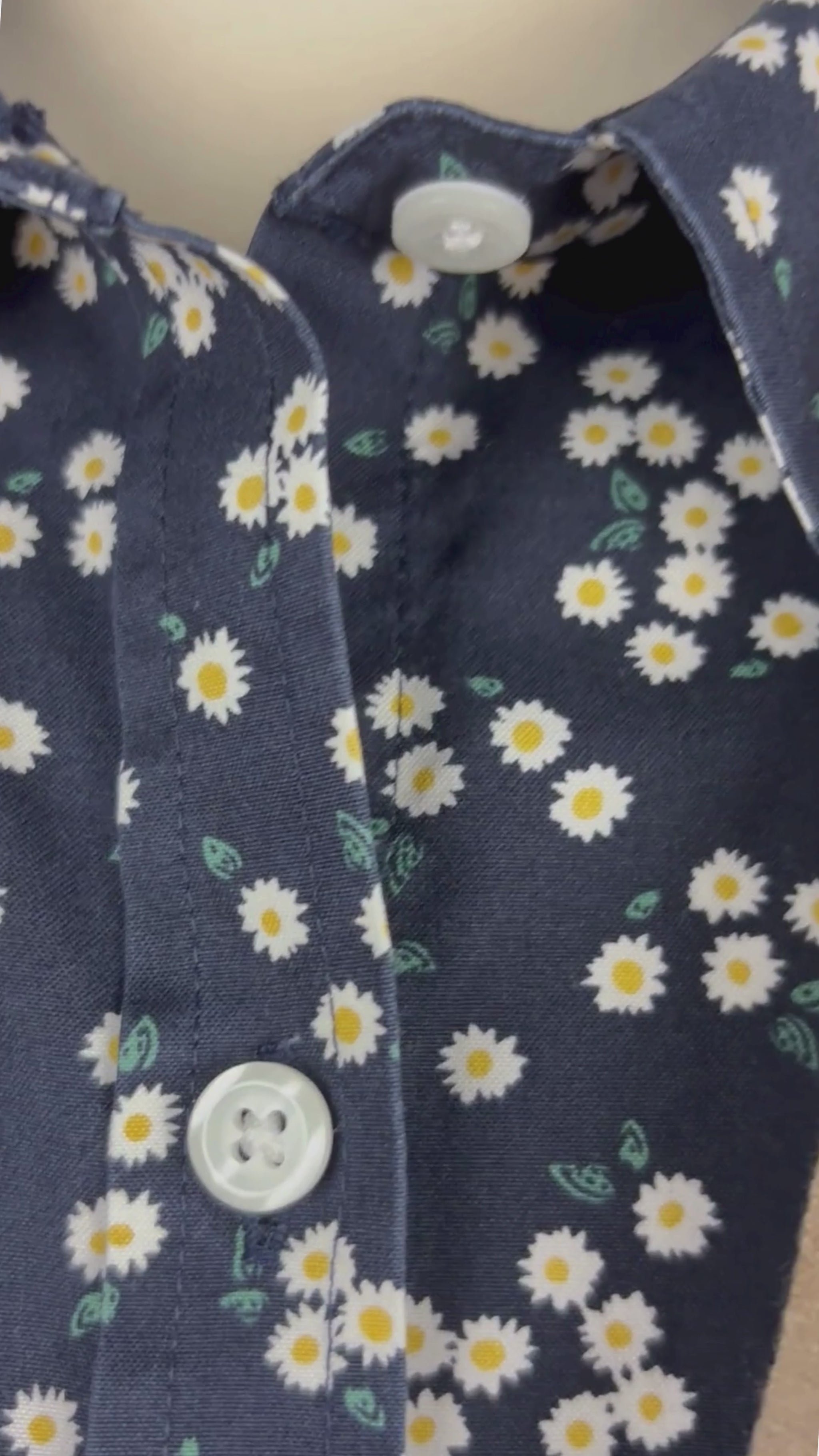 Chemisier marine à motifs de marguerites L.L.Bean, taille medium. Vue de la vidéo qui présente tous les détails du chemisier.