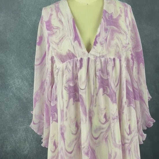 Robe à motifs de tourbillons lilas et mauve, finement plissée Ganni, taille s/m. Vue de la vidéo qui présente tous les détails de la robe.