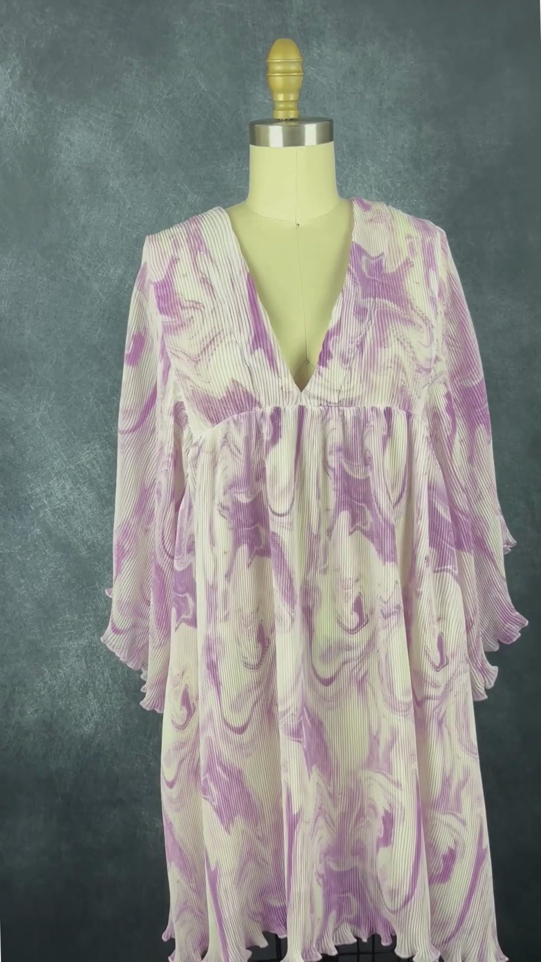Robe à motifs de tourbillons lilas et mauve, finement plissée Ganni, taille s/m. Vue de la vidéo qui présente tous les détails de la robe.
