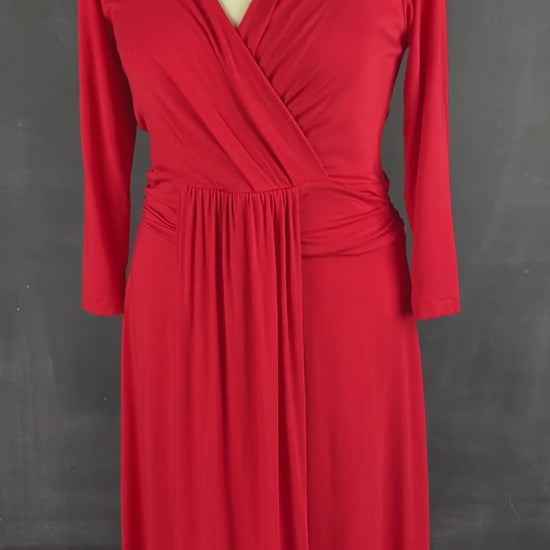 Robe rouge extensible cache-coeur drapé Tristan, taille medium. Vue de la vidéo qui présente tous les détails de la robe.