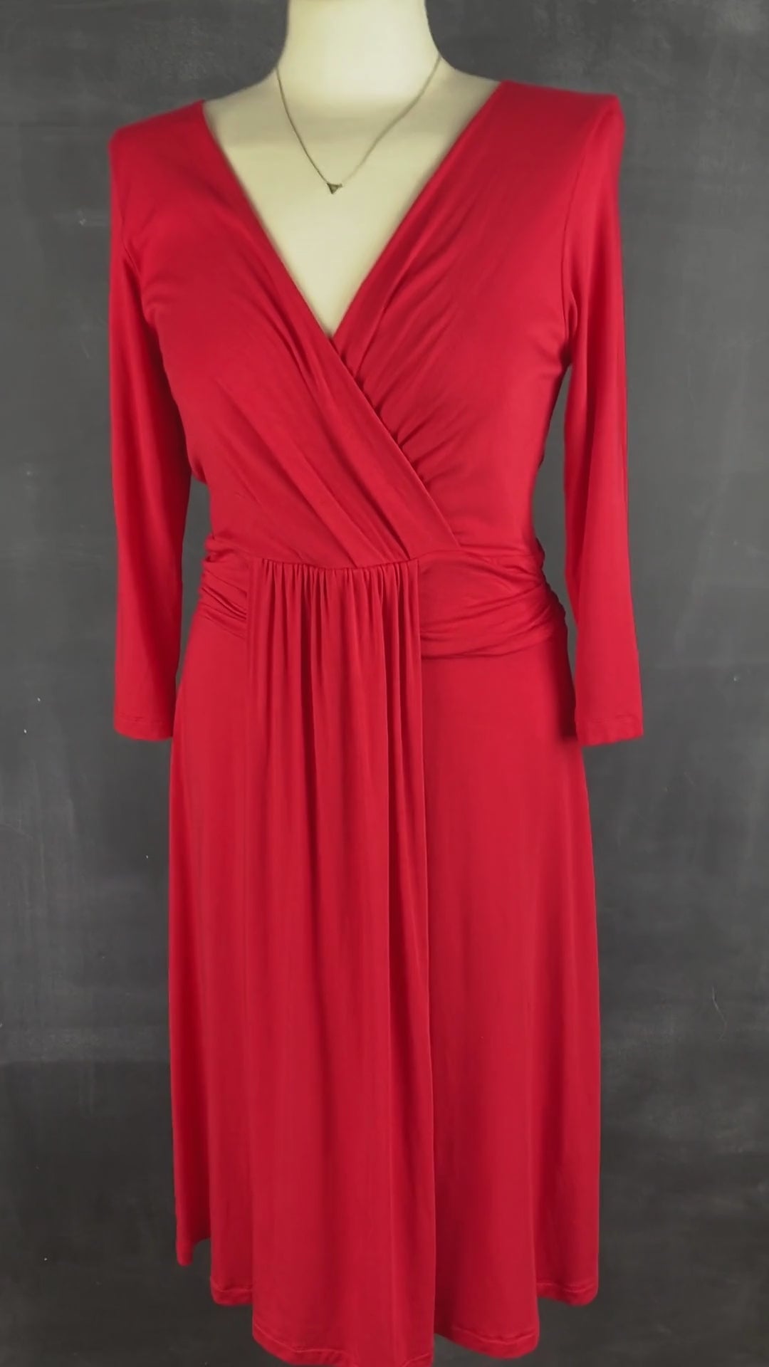 Robe rouge extensible cache-coeur drapé Tristan, taille medium. Vue de la vidéo qui présente tous les détails de la robe.