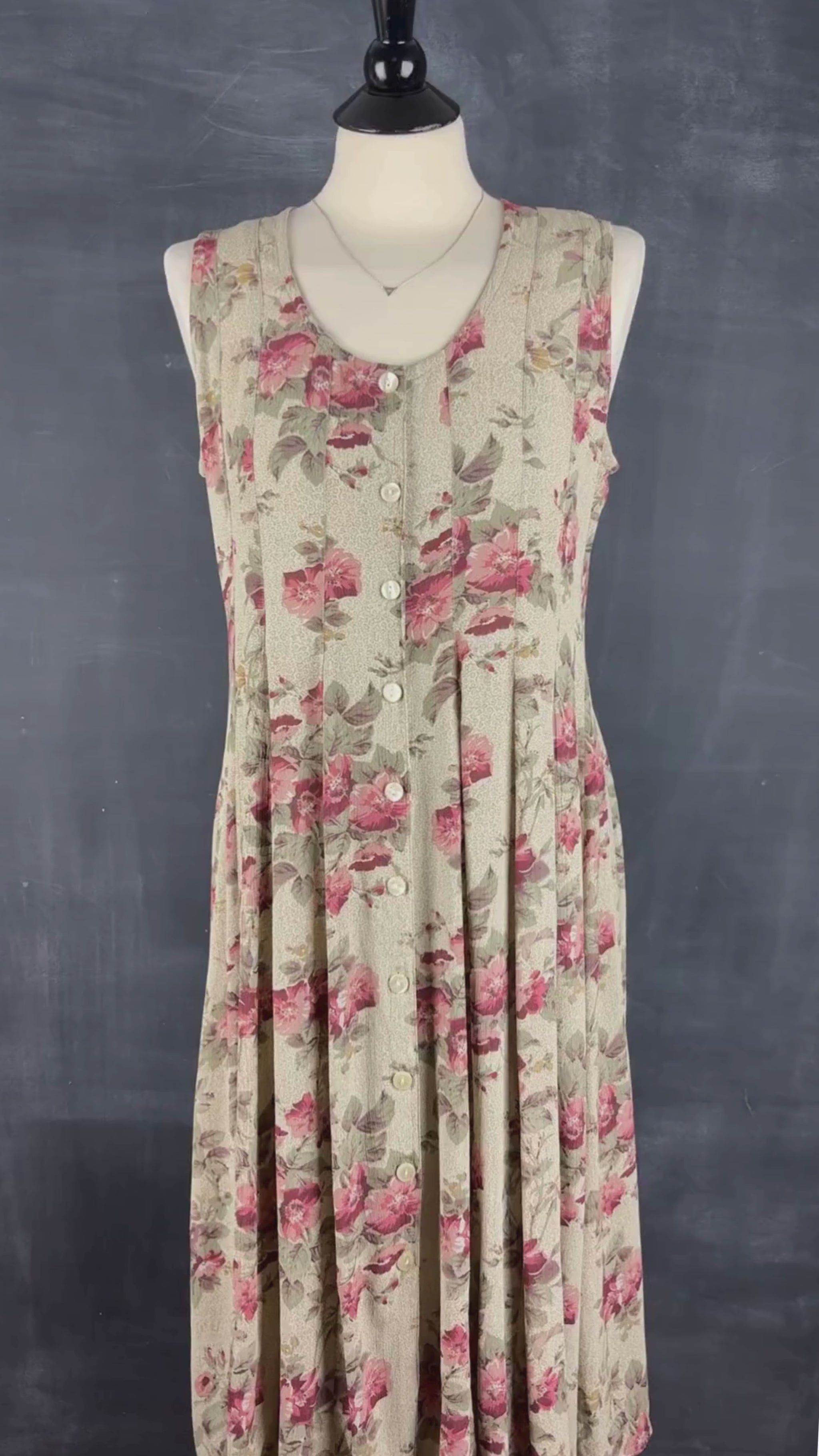 Robe florale vintage boutonnée Tristan & Iseut, taille medium. Vue de la vidéo qui présente tous les détails de la robe.