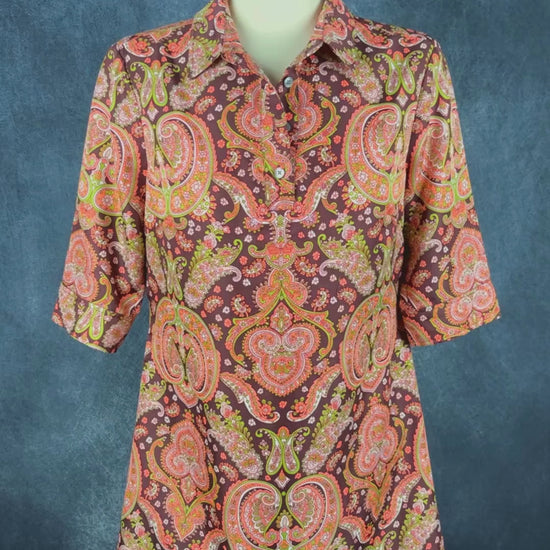 Robe à jolis motifs paisley colorés Banana Republic, taille 10 petite. Vue de la vidéo qui présente tous les détails de la robe.