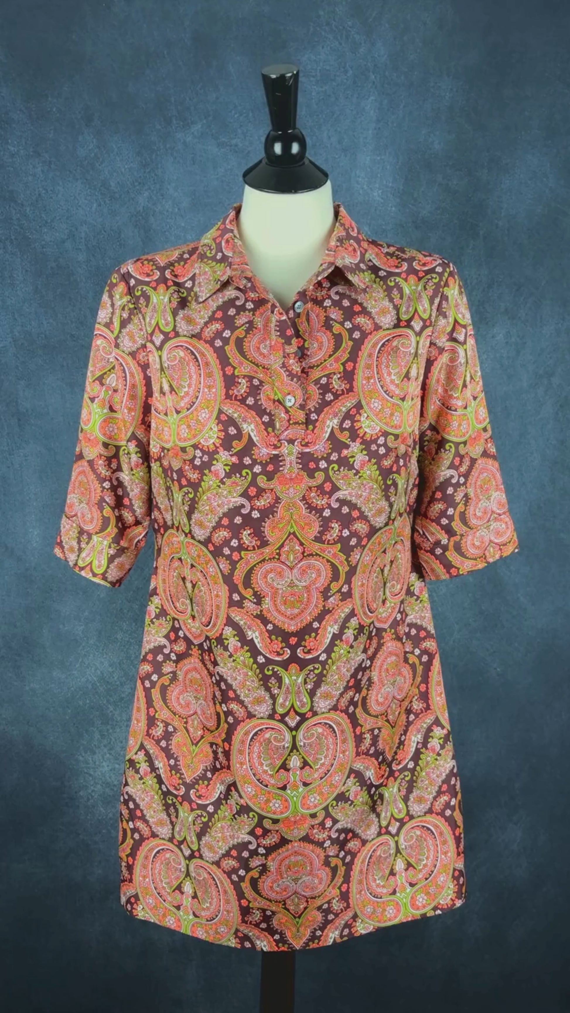 Robe à jolis motifs paisley colorés Banana Republic, taille 10 petite. Vue de la vidéo qui présente tous les détails de la robe.