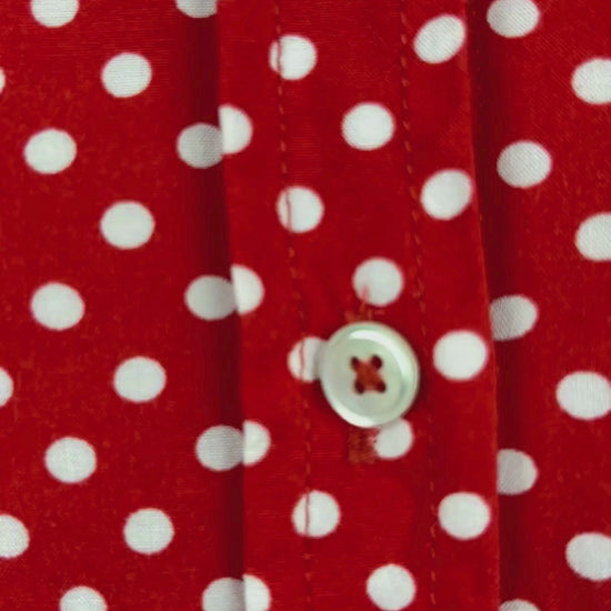 Chemisier rouge à pois blancs Brax, taille 38 (m). Vue de la vidéo qui présente tous les détails du chemisier.
