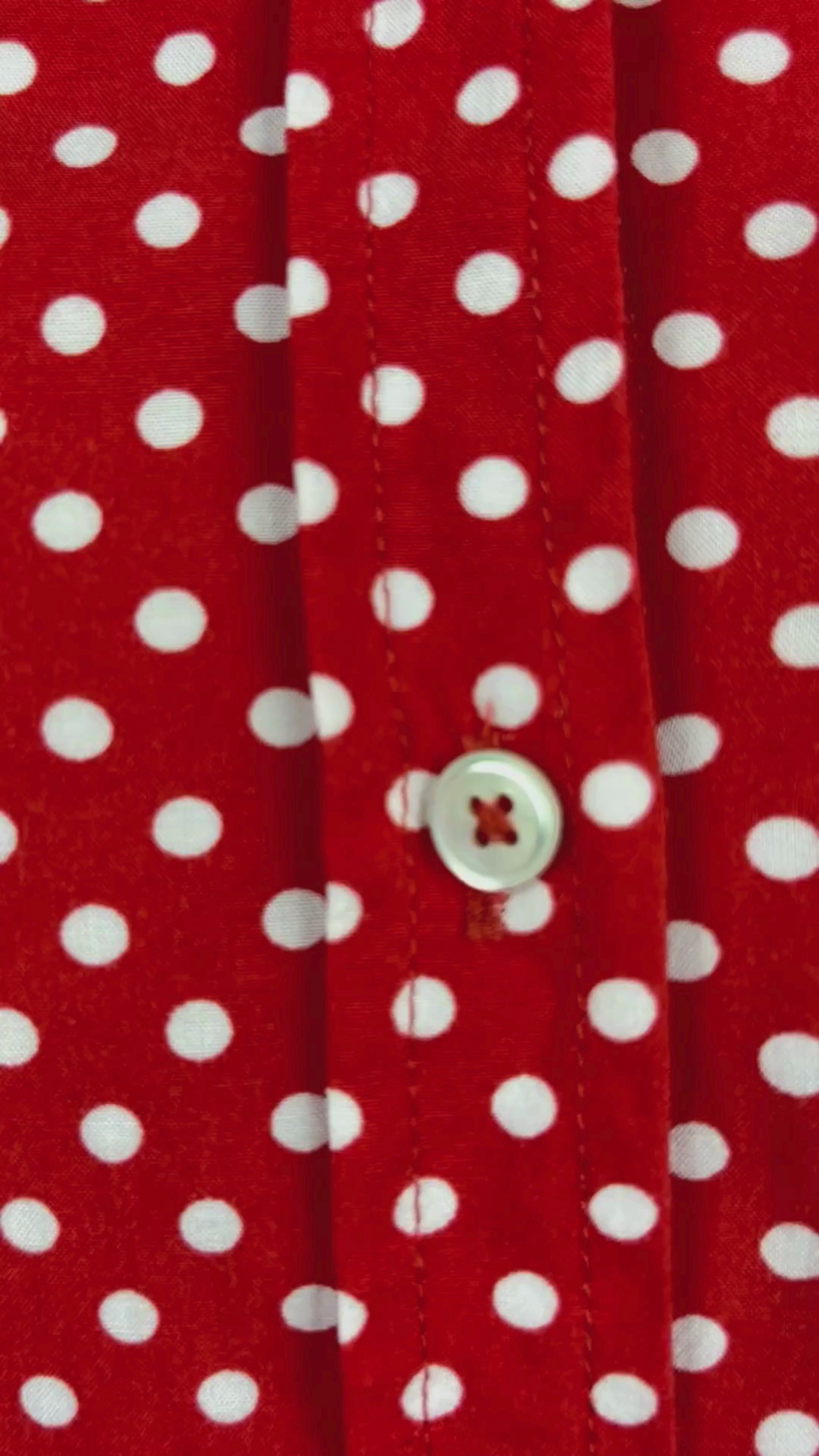 Chemisier rouge à pois blancs Brax, taille 38 (m). Vue de la vidéo qui présente tous les détails du chemisier.