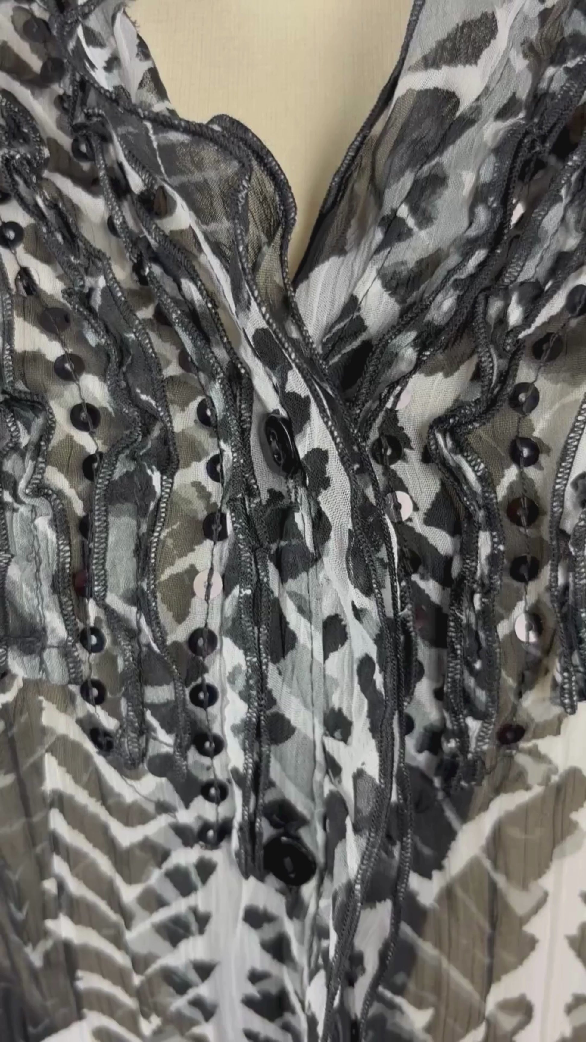 Chemisier diaphane à motif animalier Gerry Weber, taille 8. Vue de la vidéo qui présente tous les détails de la blouse.