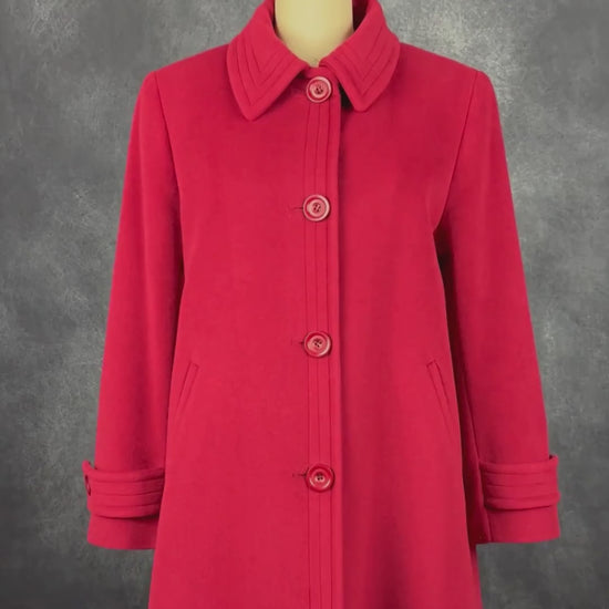 Manteau rouge mi-long en angora et laine d'agneau Mallia, taille 8 (s/m). Vue de la vidéo qui présente tous les détails du manteau.