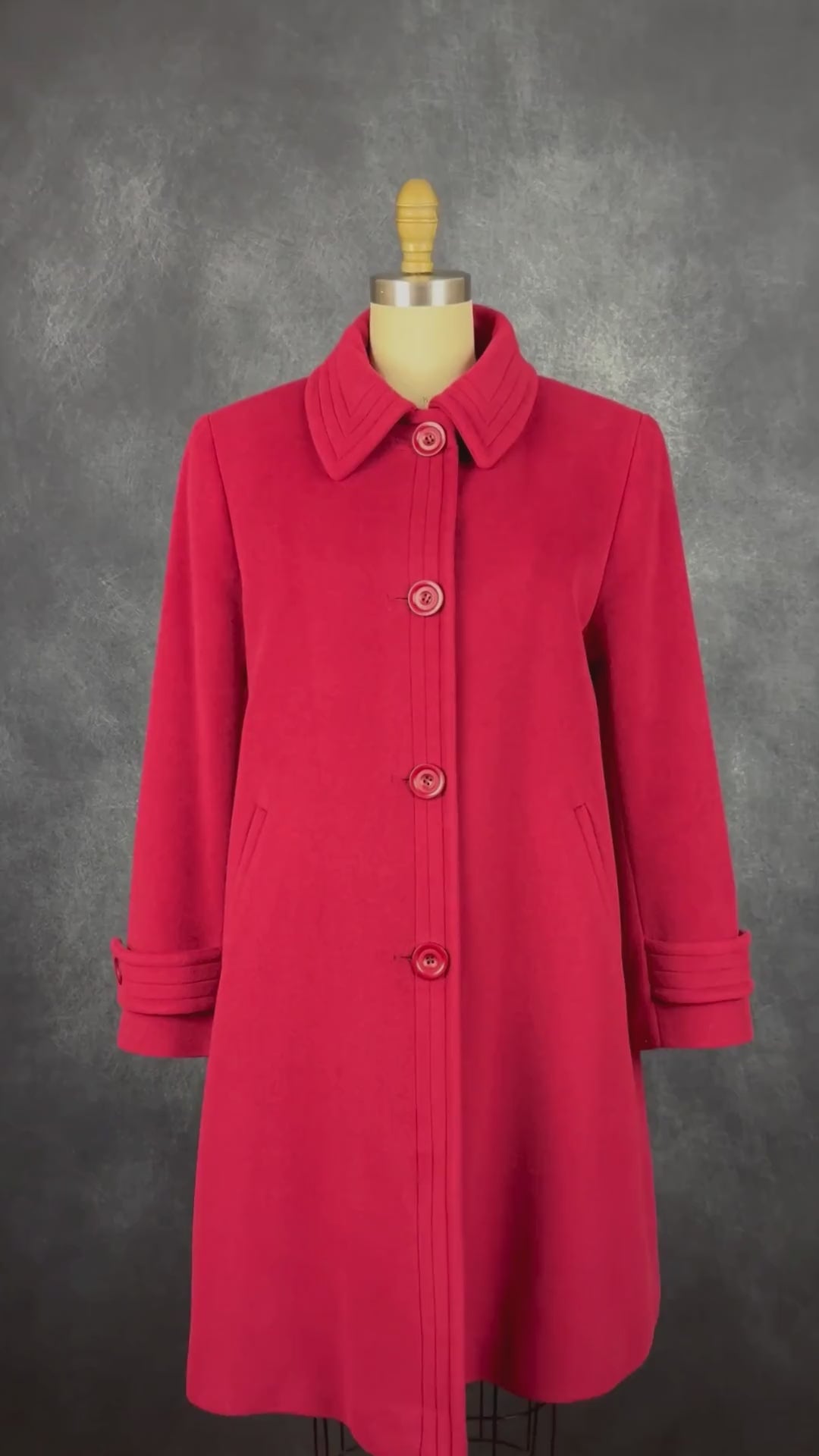 Manteau rouge mi-long en angora et laine d'agneau Mallia, taille 8 (s/m). Vue de la vidéo qui présente tous les détails du manteau.