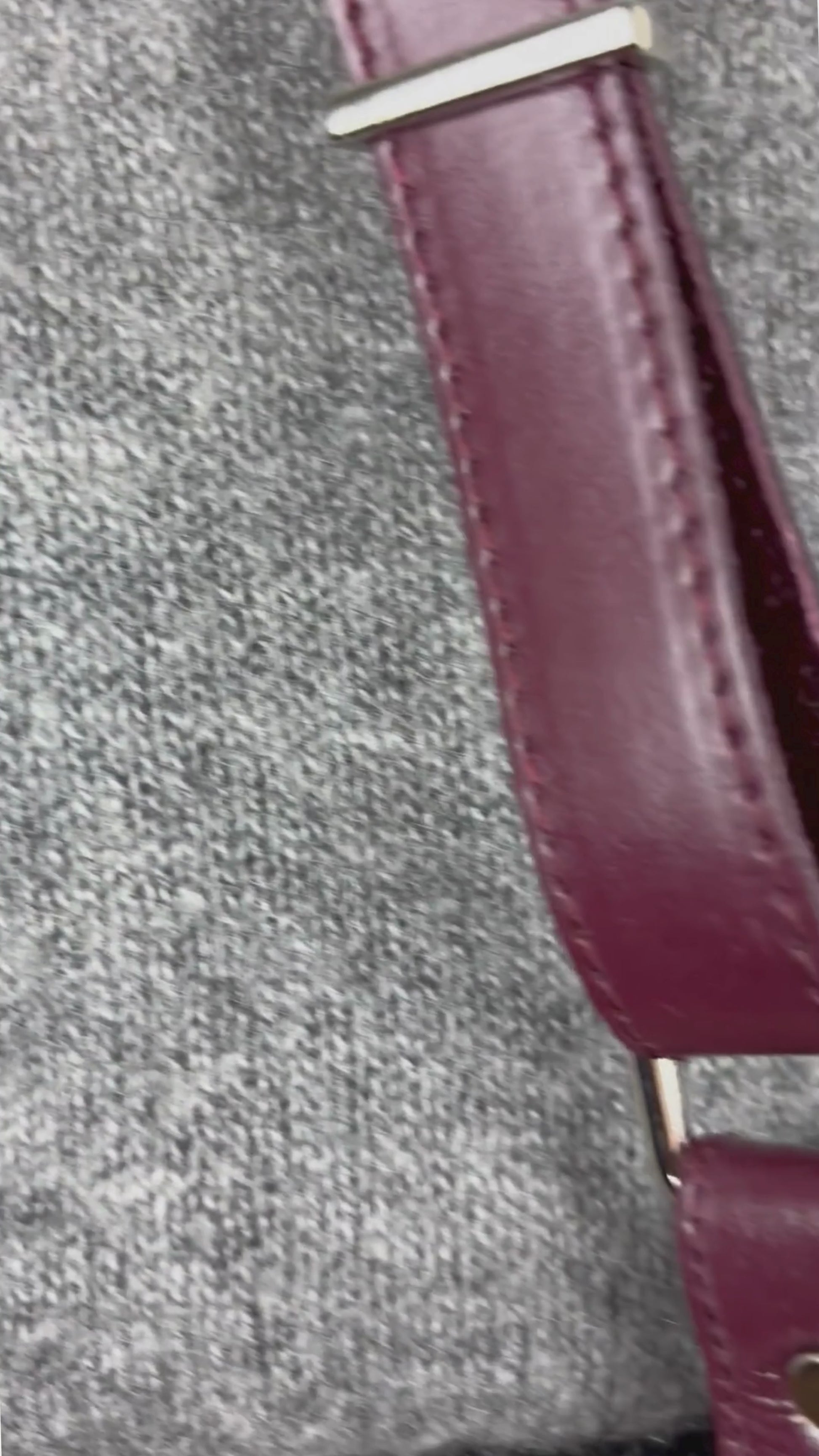 Chandail en tricot duveteux nuances de gris Part Two, taille medium (s). Vue de la vidéo qui présente tous les détails du chandail.