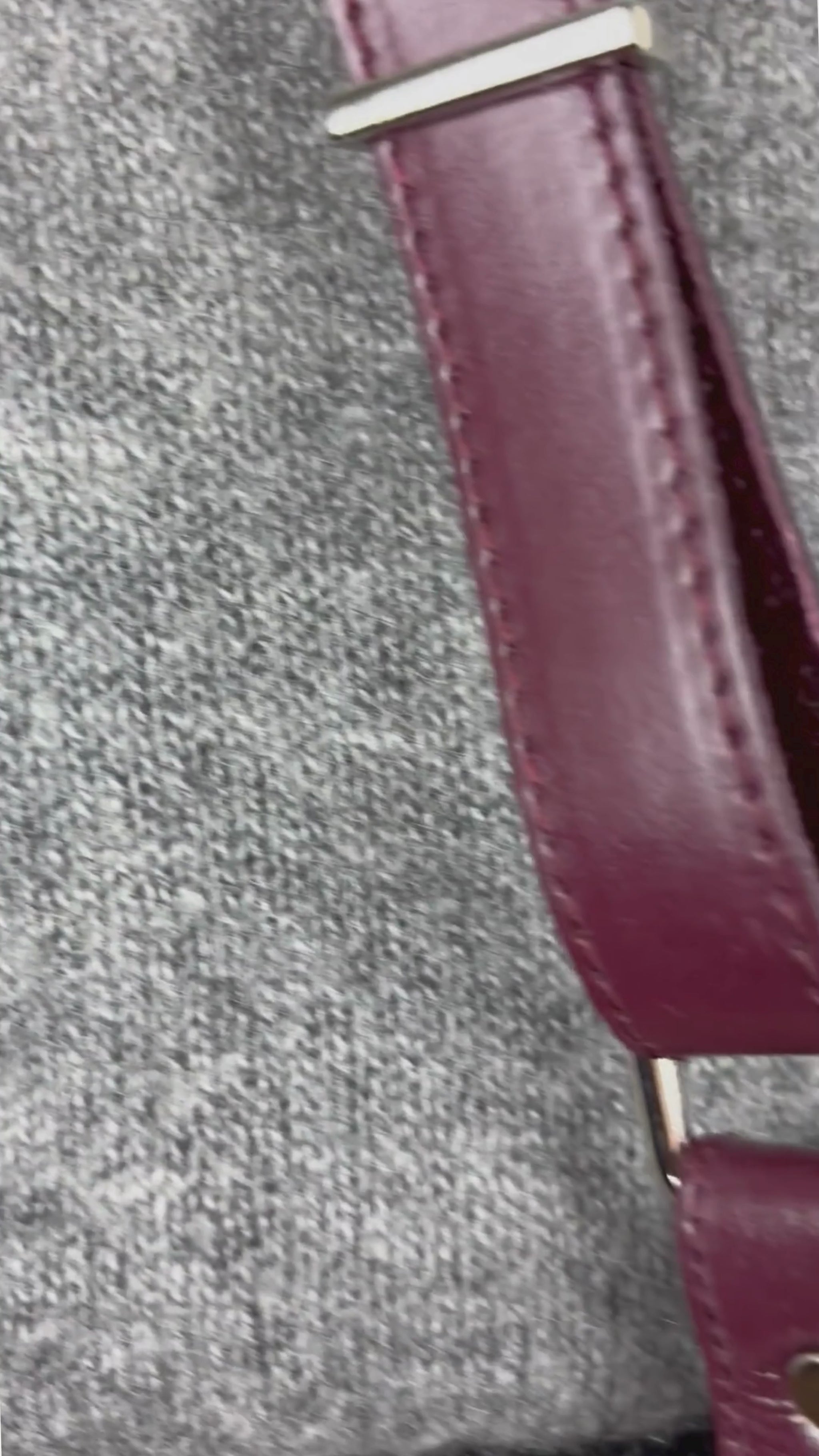 Chandail en tricot duveteux nuances de gris Part Two, taille medium (s). Vue de la vidéo qui présente tous les détails du chandail.