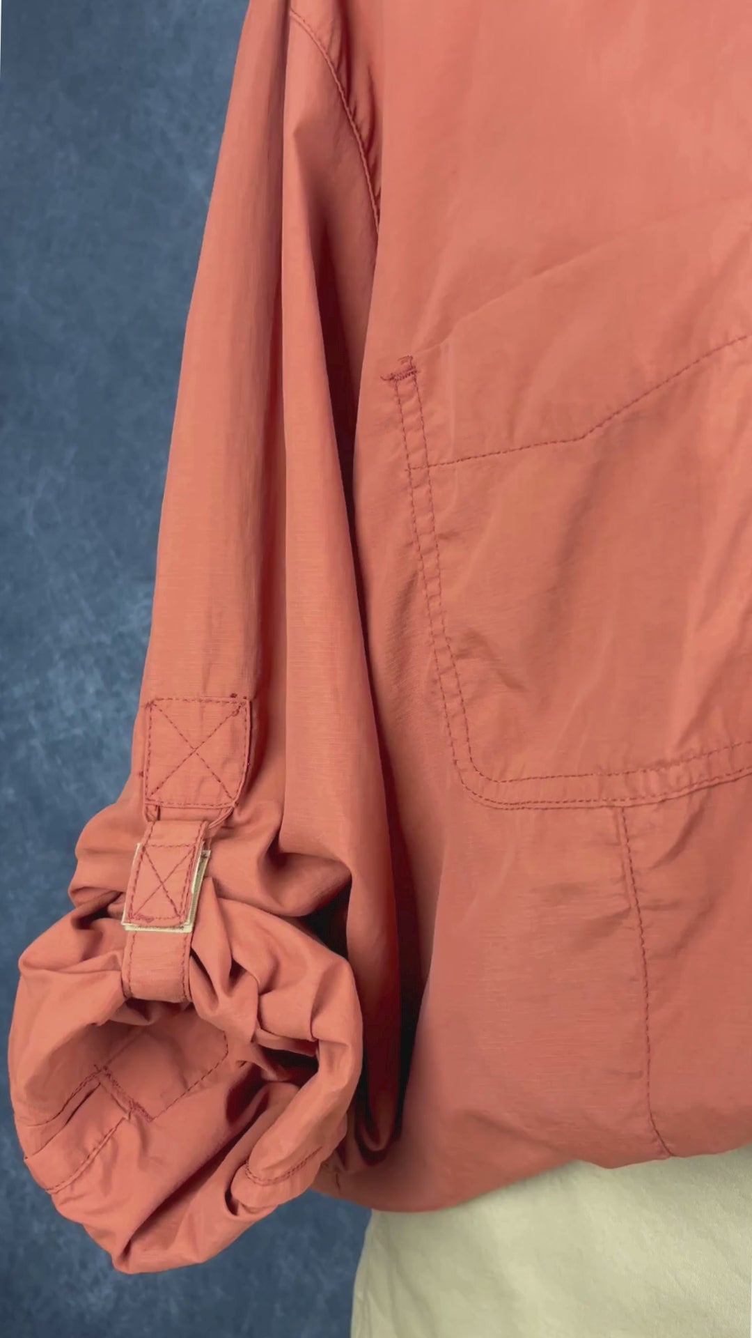 Chemisier orange brulé léger en nylon style sport, parfait pour voyager, Tilley, taille estimée à xl. Vue de la vidéo qui présente tous les détails du chemisier.