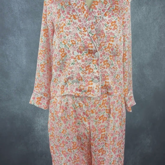 Pyjama deux pièces à joli motif floral, Maison Stella & Suzie, taille 36 (xs/s). Vue de la vidéo qui présente toutes les caractéristiques du pyjama.