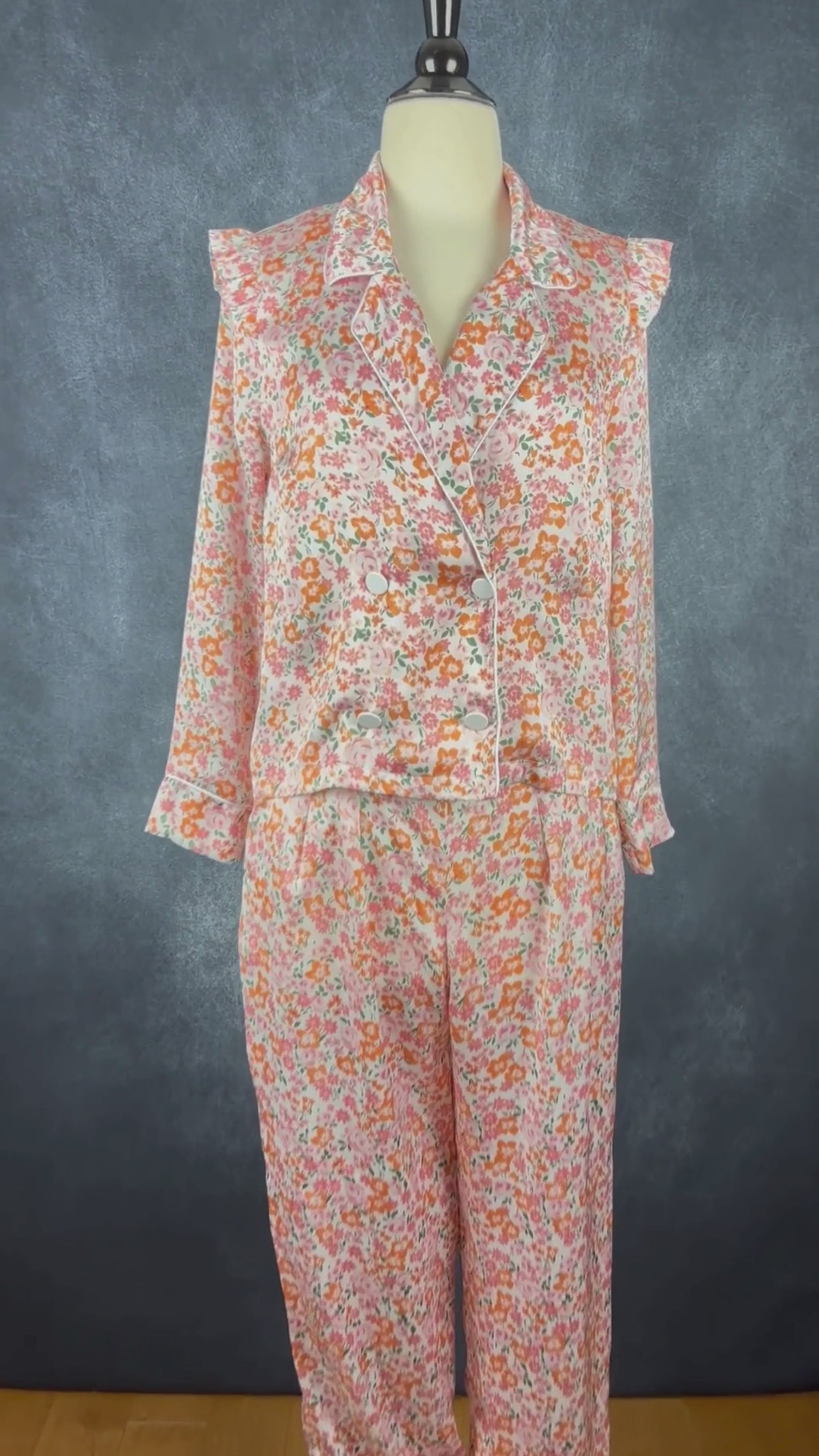 Pyjama deux pièces à joli motif floral, Maison Stella & Suzie, taille 36 (xs/s). Vue de la vidéo qui présente toutes les caractéristiques du pyjama.