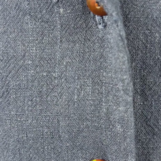 Chemisier marine viscose et lin avec boutons tortoises Meemoza, taille medium. Vue de la vidéo qui présente tous les détails du chemisier.