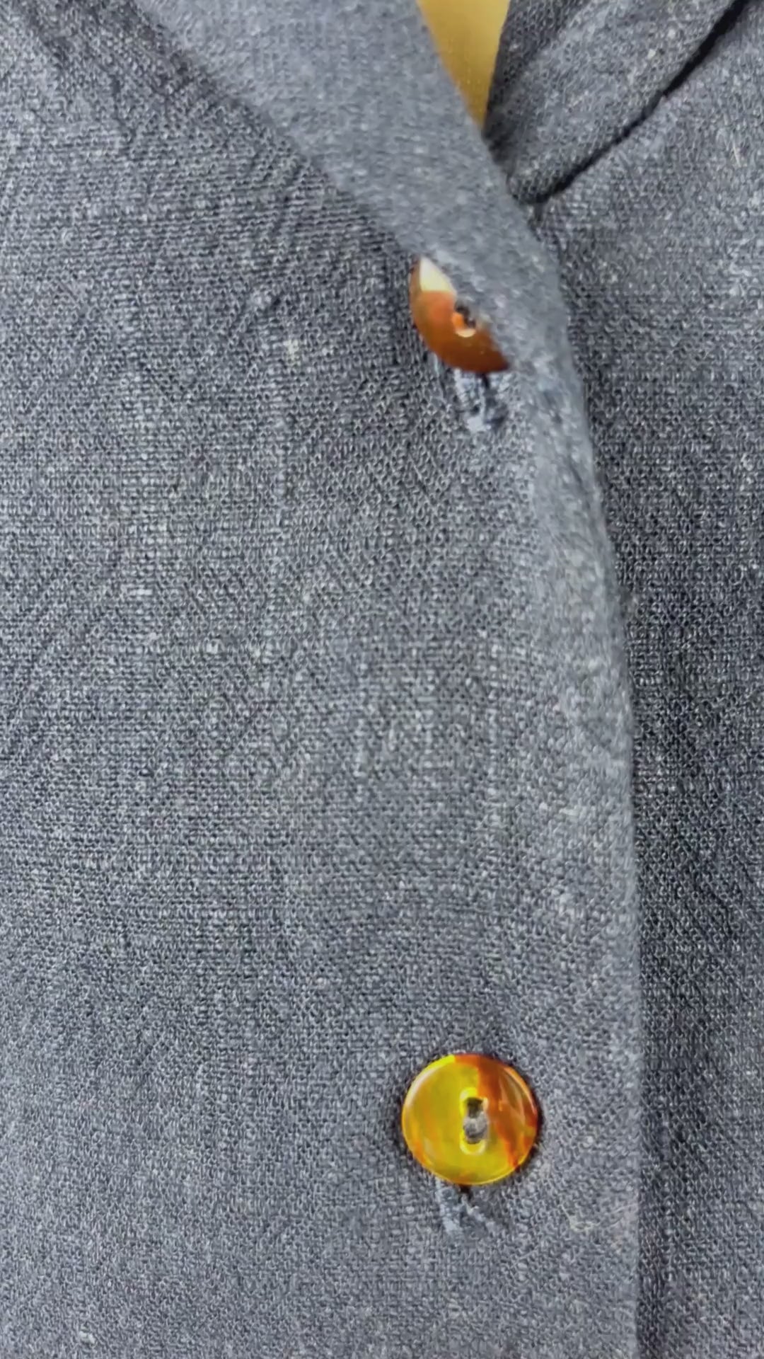 Chemisier marine viscose et lin avec boutons tortoises Meemoza, taille medium. Vue de la vidéo qui présente tous les détails du chemisier.