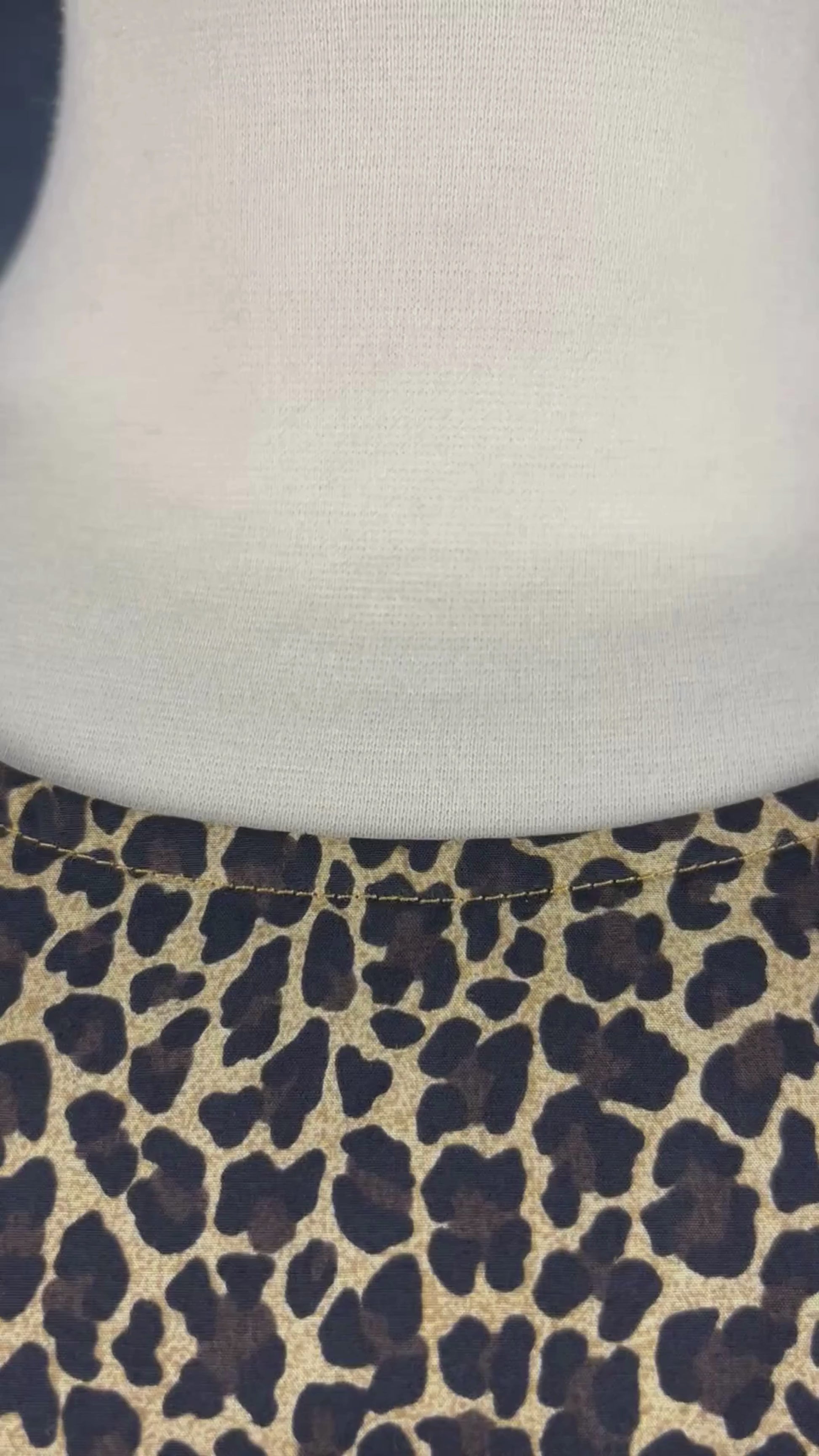 Blouse léopard en popeline de coton J.Crew, taille medium. Vue de la vidéo qui présente tous les détails de la blouse.