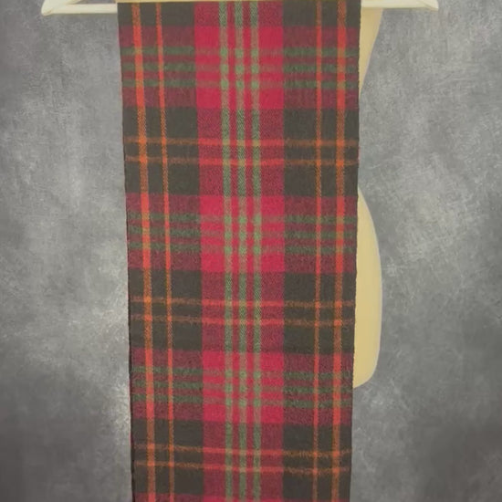 Foulard en lainage à carreaux Woolrich rectangulaire. Vue de la vidéo qui présente tous les détails du foulard.