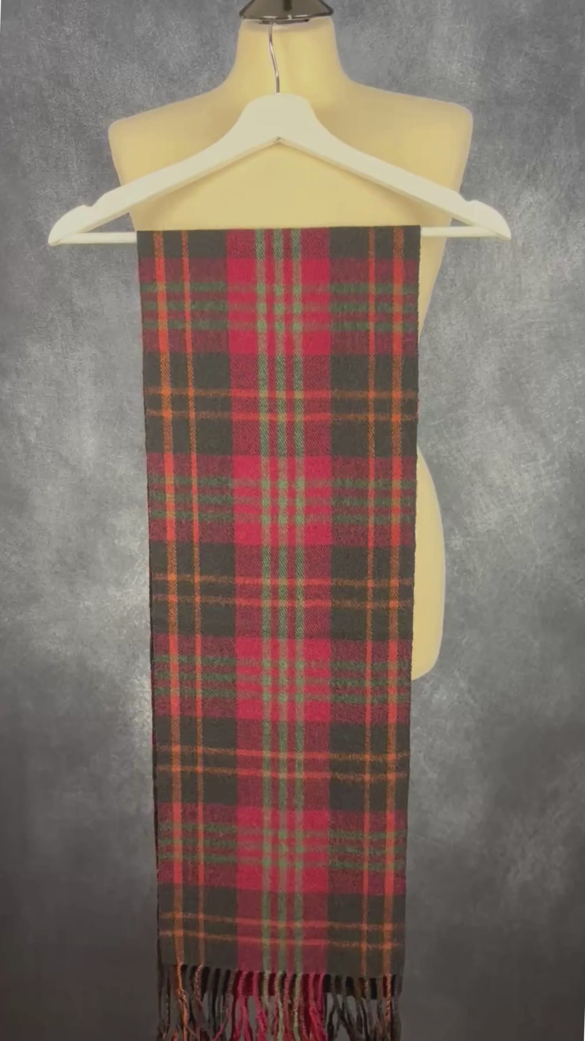 Foulard en lainage à carreaux Woolrich rectangulaire. Vue de la vidéo qui présente tous les détails du foulard.