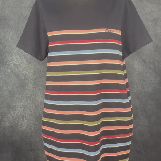 Robe marine à rayures colorées et poches Barbour, taille 12 (l). Vue de la vidéo qui présente tous les détails de la robe.