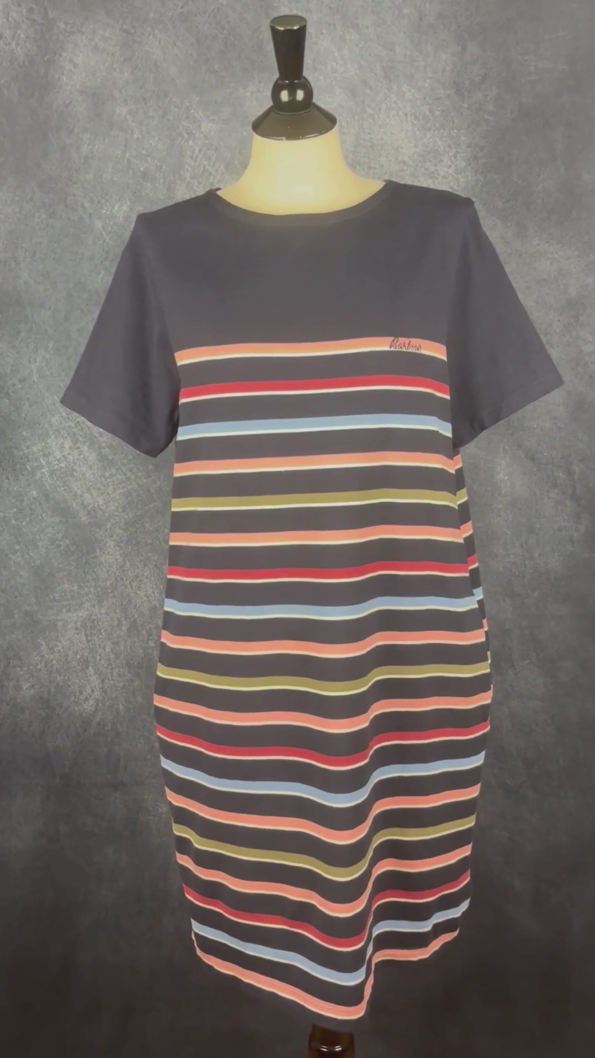 Robe marine à rayures colorées et poches Barbour, taille 12 (l). Vue de la vidéo qui présente tous les détails de la robe.