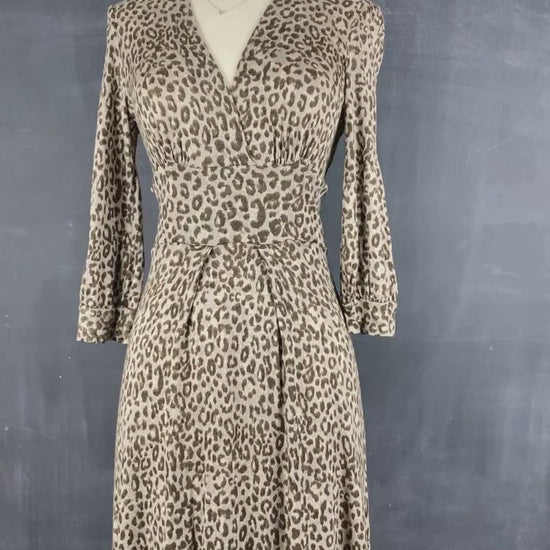 Robe en tricot fin et doux à motif léopard Banana Republic, taille xs-s. Vue de la vidéo qui présente tous les détails de la robe.