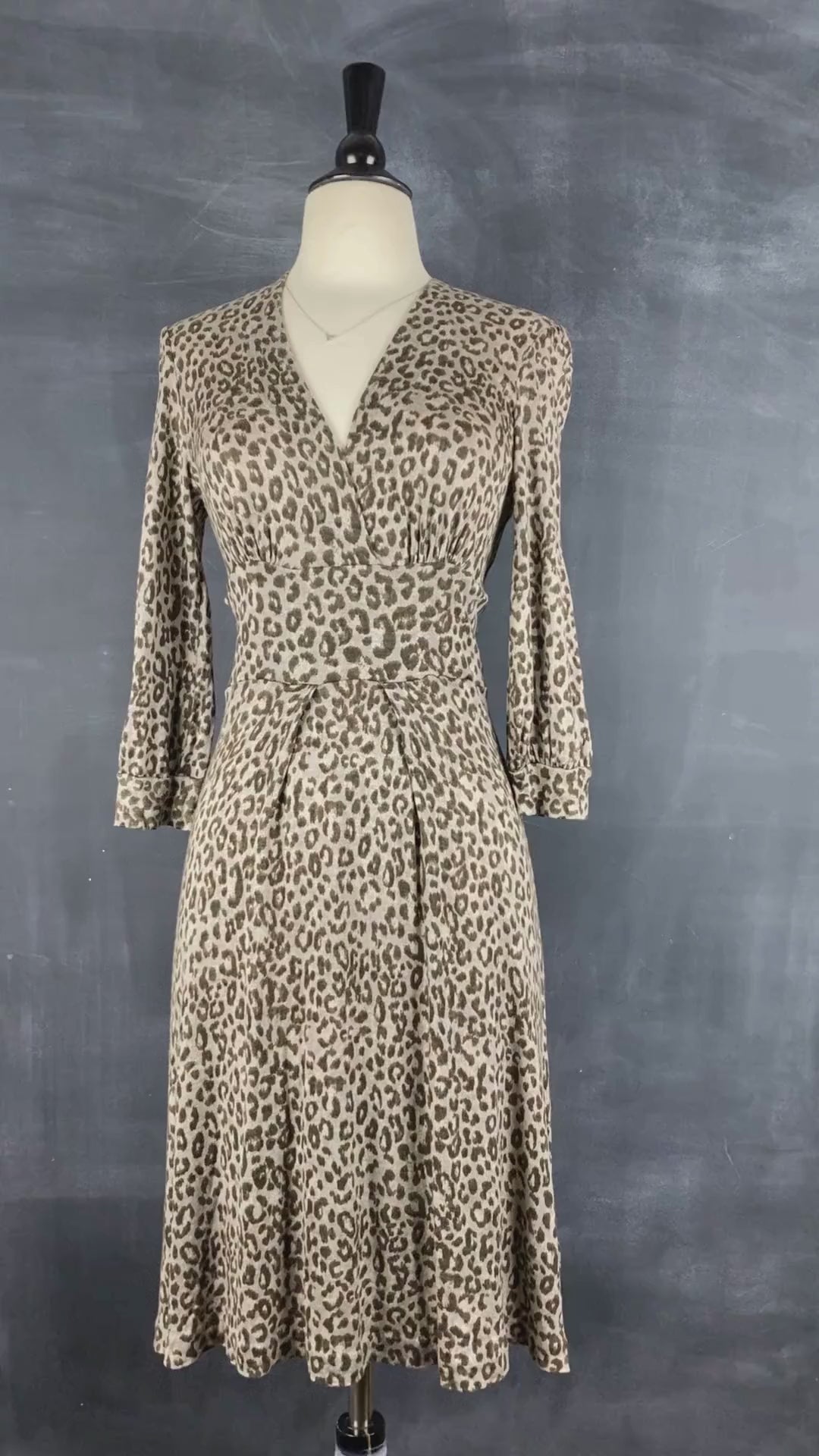 Robe en tricot fin et doux à motif léopard Banana Republic, taille xs-s. Vue de la vidéo qui présente tous les détails de la robe.