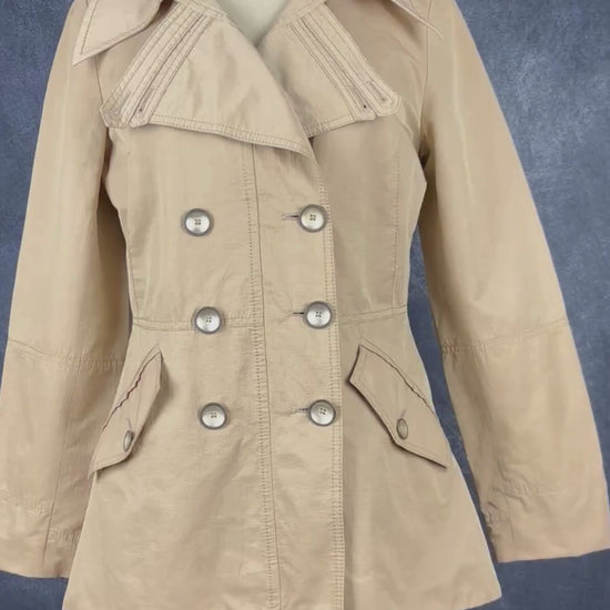 Manteau style trench beige doré Tuzzi, taille 8 (s/m). Vue de la vidéo qui présente tous les détails du manteau.