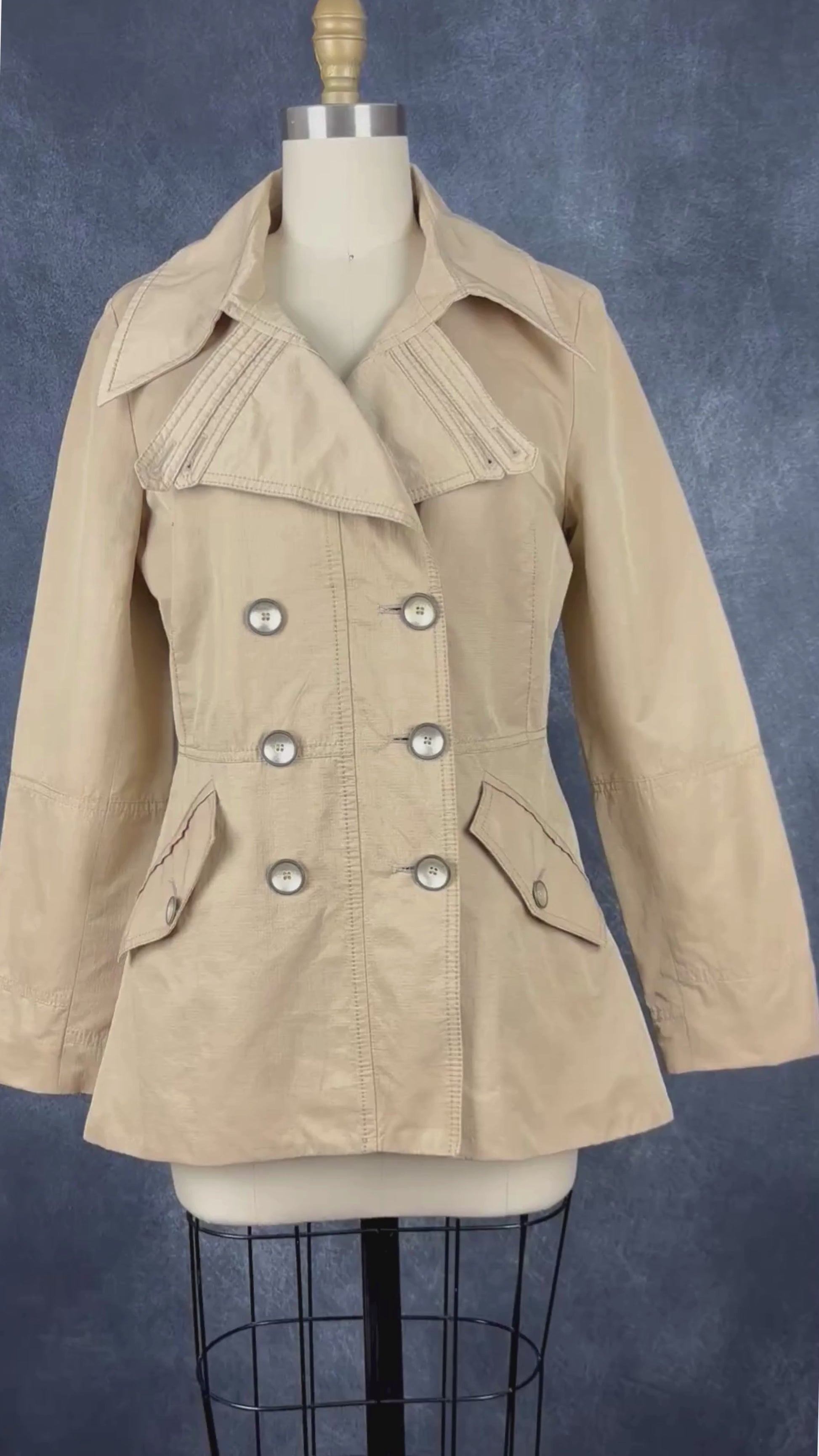 Manteau style trench beige doré Tuzzi, taille 8 (s/m). Vue de la vidéo qui présente tous les détails du manteau.