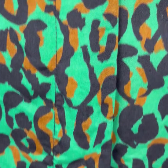Chemisier fluide satiné vert, noir et cuivré à motif animalier Veronika Maine, taille 8 (m). Vue de la vidéo qui présente tous les détails du chemisier.