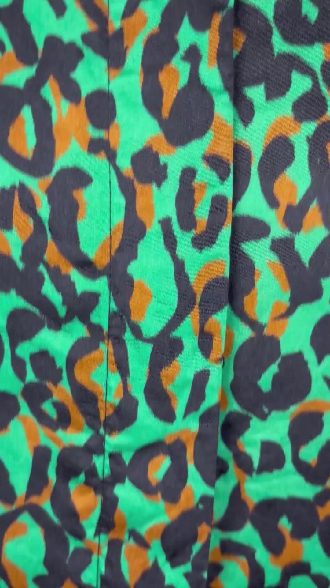 Chemisier fluide satiné vert, noir et cuivré à motif animalier Veronika Maine, taille 8 (m). Vue de la vidéo qui présente tous les détails du chemisier.