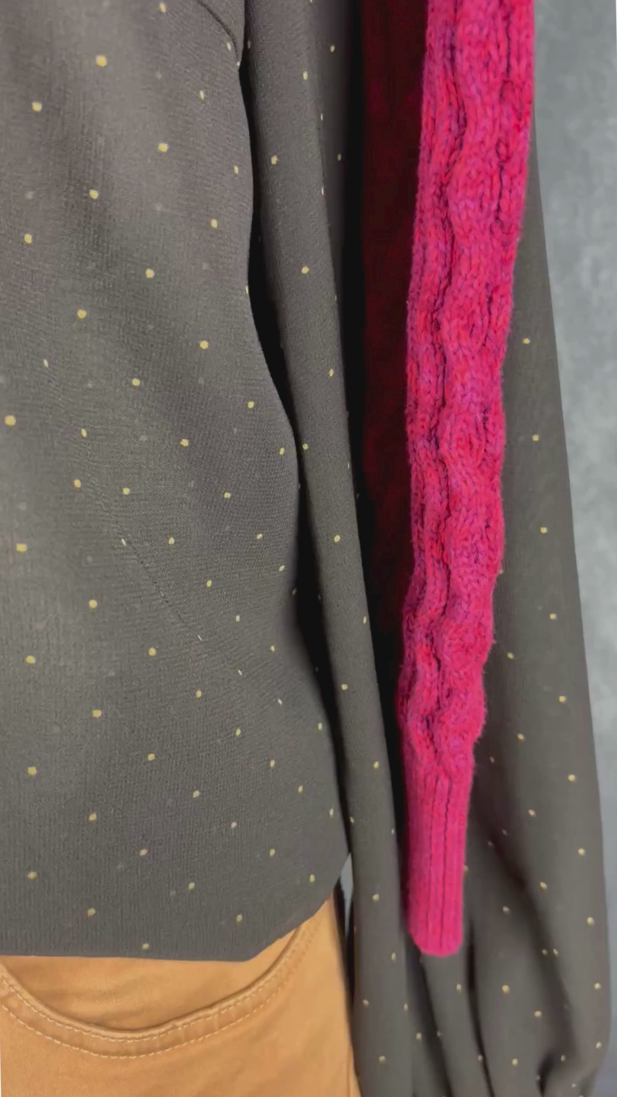 Pantalon coupe classique modèle Mary en tissu Winter Dream de Brax, couleur chameau, taille 27. Vue de la vidéo qui présente tous les détails du pantalon.