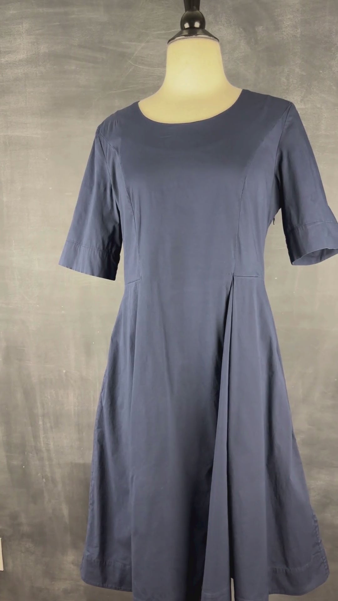 Robe marine jupe ample avec poches Cos, taille 8 (small). Vue de la vidéo qui présente tous les détails de la robe.