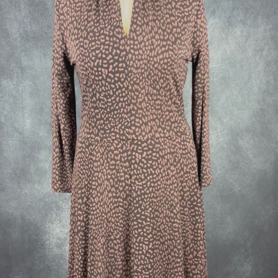 Robe à motifs animaliers discrets Michael Kors, taille medium. Vue de la vidéo qui présente tous les détails de la robe.