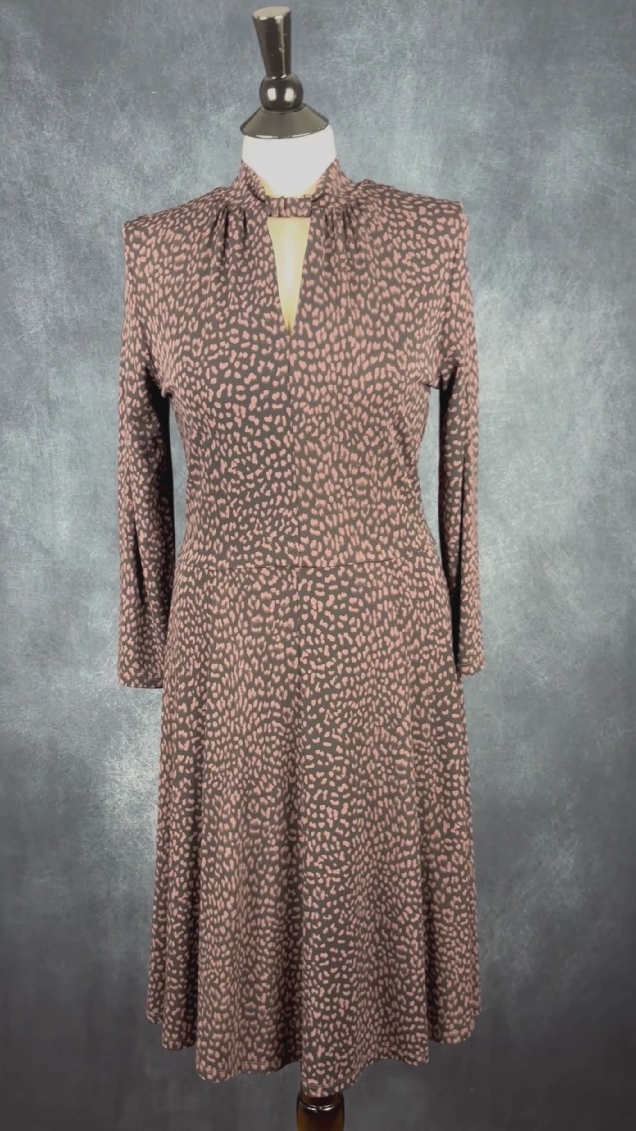 Robe à motifs animaliers discrets Michael Kors, taille medium. Vue de la vidéo qui présente tous les détails de la robe.