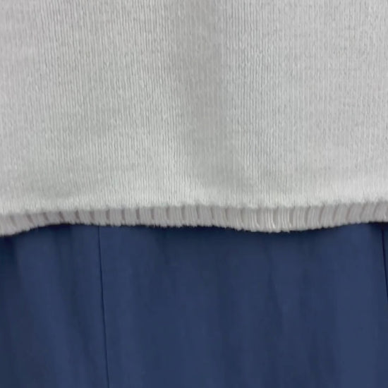 Jupe midi en mélange de lin marine Kazak, taille small. Vue de la vidéo qui présente tous les détails de la jupe.