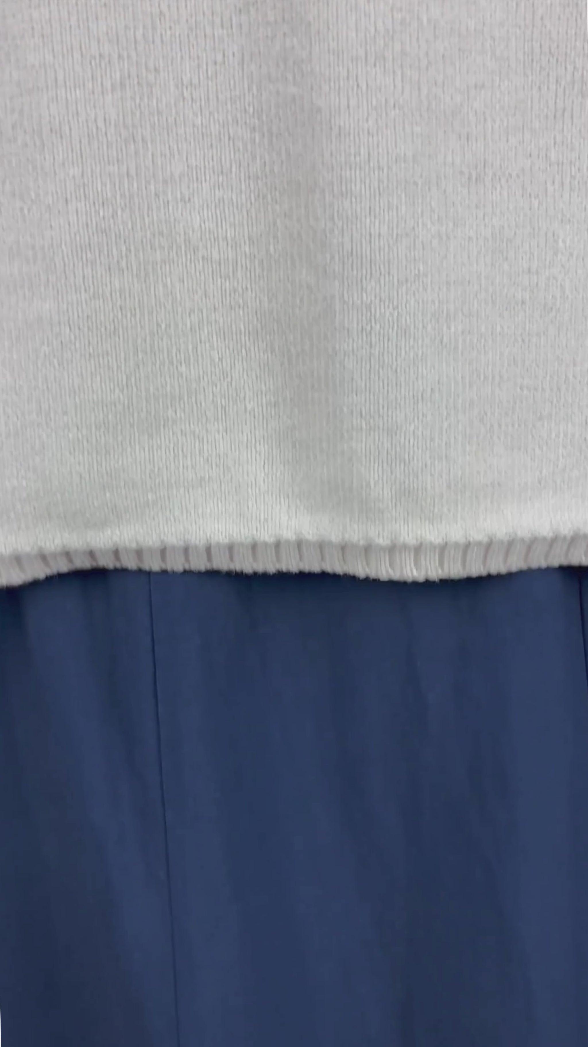 Jupe midi en mélange de lin marine Kazak, taille small. Vue de la vidéo qui présente tous les détails de la jupe.